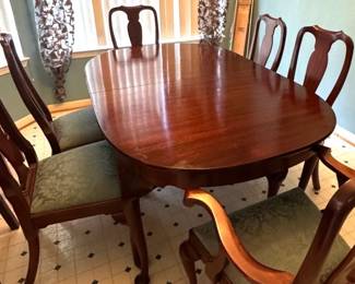 Henkel-Harris mahogany dining table with 6 chairs