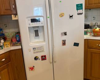 GE Fridge - great condition ice cold