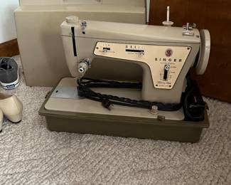 NICE SINGER SEWING MACHINE