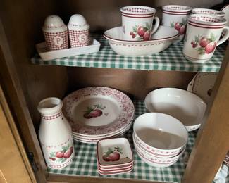 SET OF PFALTZGRAFF DISHES