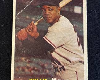 1957 Topps WILLIE MAYS New York Giants Baseball Card #10