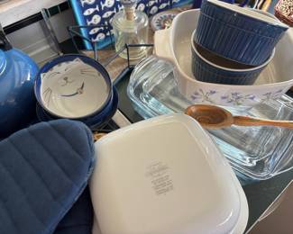 Corningware Simply Lite 1.5 Quart Lidded Casserole Dish, Set of 3 Japanese Porcelain Nesting Bowls with Maneki Neko Cat Design 