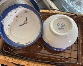 Set of 3 Japanese Porcelain Nesting Bowls with Maneki Neko Cat Design 