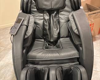 Insignia™ - 2D Zero Gravity Full Body Massage Chair - Black with silver trim