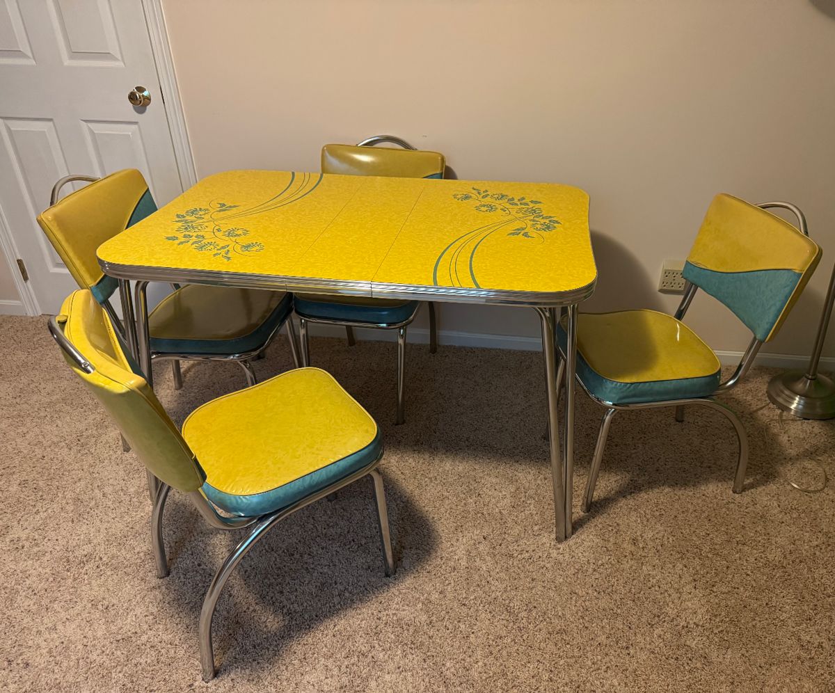 Vintage table 4 chairs