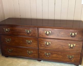 HENREDON Honey Colored Nice Dresser