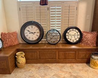 Multiple wall clocks