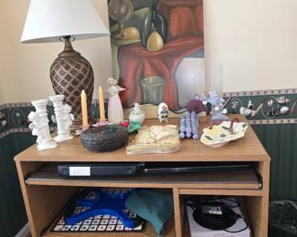 Computer desk with decorative items.