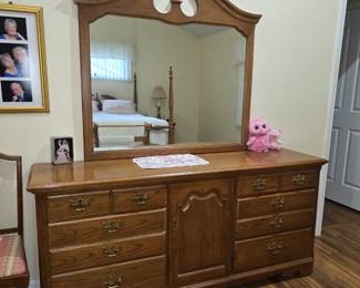 Thomasville Double Dresser with Mirror.  Nice quality!