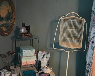 Middle bedroom birdcage, etc. Round table is a laminate top outdoor table.