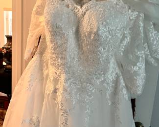 Wedding dress. Brand new. Beautiful veil and train. Size 16/18