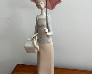 Lladro “The Dressmaker”