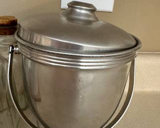 Ice bucket