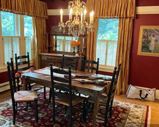 Parque expandable Dinibg Table , Area Rug , Gorgeous Chandelier, 