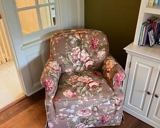 Swivel chair , comfy & clean 