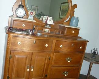 Oak large dresser w/mirror