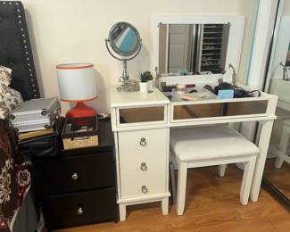 White vanity with chair $50