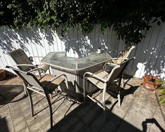 Outdoor high bar table top with four chairs
$185
