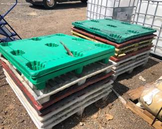 2 STACKS PLASTIC PALLETS