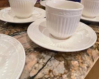 MIKASA SET CUPS /SAUCERS