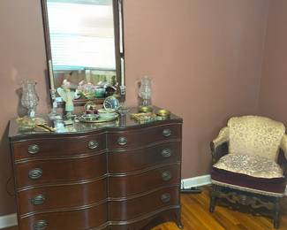 Antique Bedroom Suite (dresser)