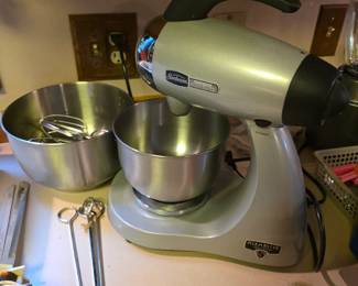 Very nice sunbeam counter top mixer with two bowls and attachments.