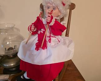 ANIMATED MRS. SANTA CLAUS in ROCKING CHAIR / KNITTING / VINTAGE
