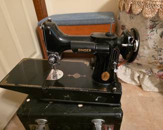 1952 Singer Featherweight 221 Sewing Machine