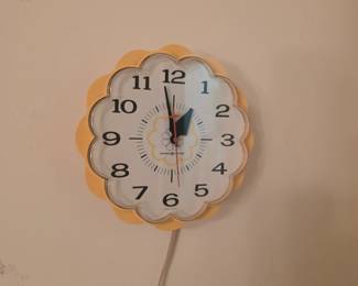 Vintage GE Daisy Flower Kitchen Wall Clock White Yellow Scallops.