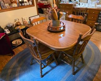 Kitchen table with 4 chairs and two expansion leaves. 