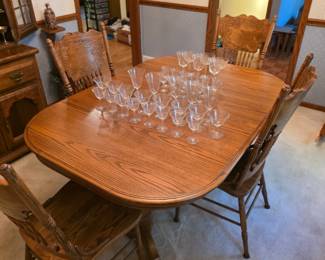 Beautiful oak dining room table with 4 chairs and two expansion leaves. 