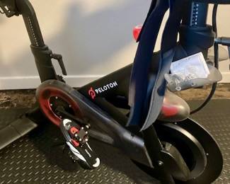 Peloton Exercise Bike w/ Shoes. Like New!
