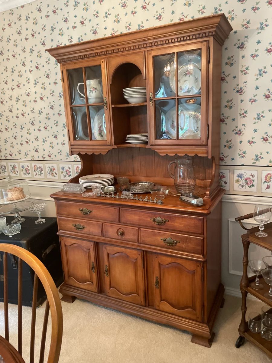Beautifully kept oak hutch