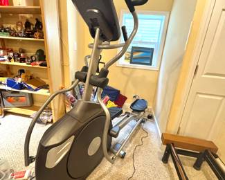 Spirit Fitness Elliptical Trainer, Heavy-Duty Front-Drive, Gym-Quality Cardio Machine

