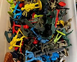 Massive Lot of Vintage Plastic Toy Soldiers, Astronauts, Vehicles, and Army Accessories – 1980s–1990s Mixed Figures