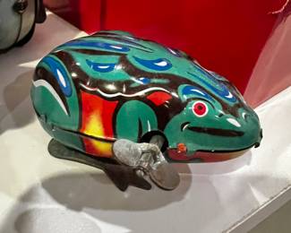 Tin win up jumping frog toy 