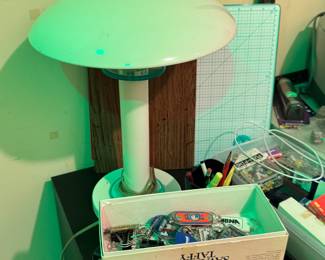 White Mushroom-Style Desk Lamp (Modern)