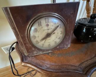Vintage Mantel Clock — Timeless Charm

