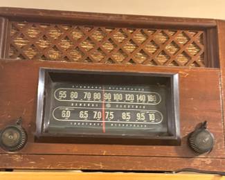 Vintage 1940s General Electric Tube Radio – Shortwave & AM Bands – Wood Cabinet Retro Decor