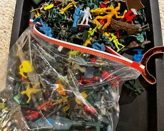 Massive Lot of Vintage Plastic Toy Soldiers, Astronauts, Vehicles, and Army Accessories – 1980s–1990s Mixed Figures