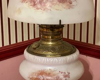 Antique Fostoria lamp in very nice condition, no chips or cracks on the glass pieces.