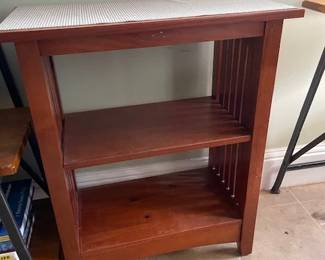 Small office table, sturdy and in very good condition. Measures 31H x 25L x 13W