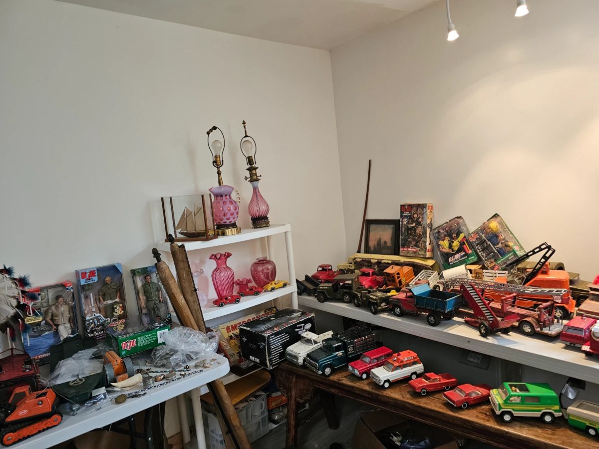 Collectors Cache Auction Vintage Toys Jewelry Collectibles Ephemera Silver and more no reserves shipping available or Alton NH pickup