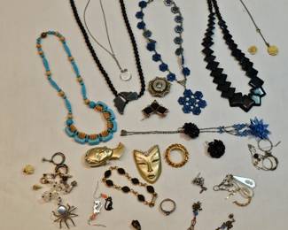 Assorted Jewelry Lot https://www.auctionninja.com/stress-free-estate-services-llc/sales/details/collectors-cache-auction-coins-vintage-toys-jewelry-collectibles-ephemera-silver-and-more-no-reserves-shipping-available-or-alton-nh-pickup-36.html?an=pptvtd