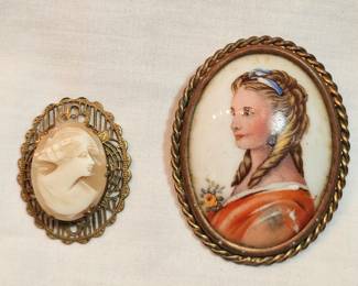 Antique Cameo And Brooch Lot https://www.auctionninja.com/stress-free-estate-services-llc/sales/details/collectors-cache-auction-coins-vintage-toys-jewelry-collectibles-ephemera-silver-and-more-no-reserves-shipping-available-or-alton-nh-pickup-36.html?an=pptvtd