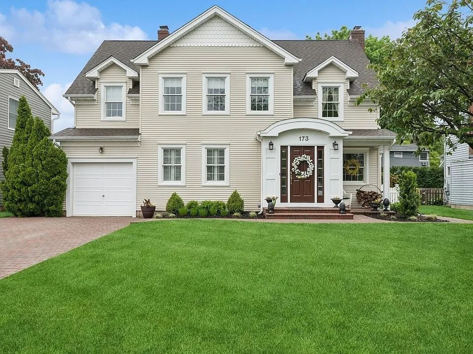 GRACIOUS GARDEN CITY TAG SALE HOME