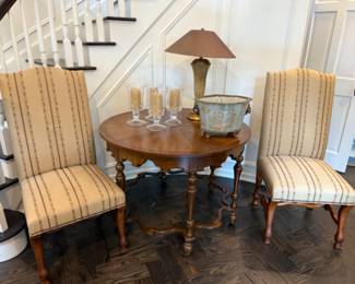 Serried center table; par Country French style chairs