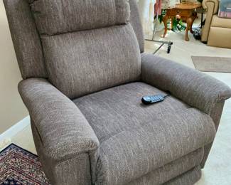 La Z Boy, Recliner, lift chair, heat and message, like new condition