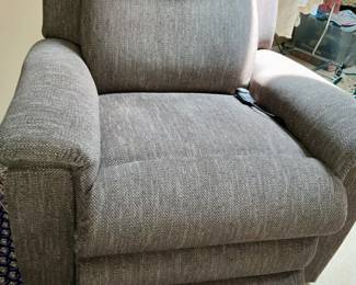 La Z Boy, Recliner, lift chair, massage and heat, like new 
