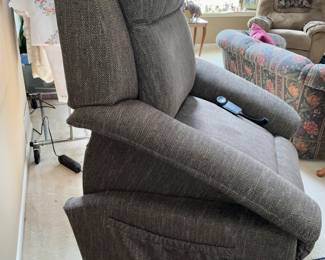 La Z Boy, Recliner, lift chair, massage and heat, like new 